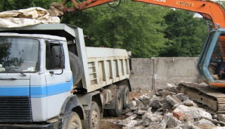 Вывоз строительного мусора с участка в Вольске недорого от 1562 руб. | 2Землекопа-Вль